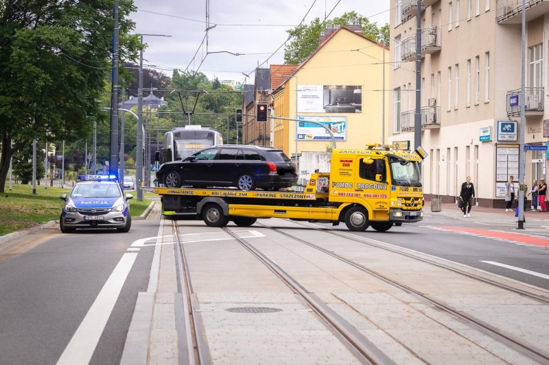 2/3 Kierowca toyoty zaparkował na torowisku