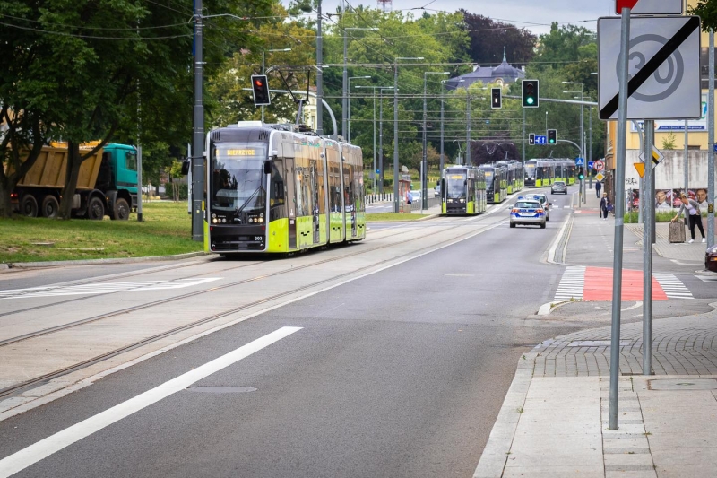 3/3 Kierowca toyoty zaparkował na torowisku