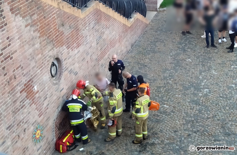 3/4 Służby wyciągały pijanego mężczyznę z Warty