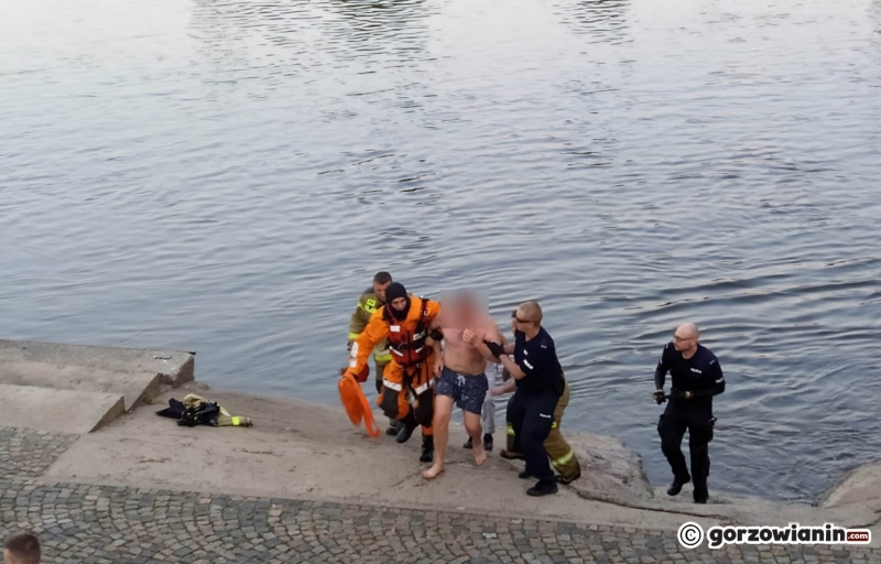 4/4 Służby wyciągały pijanego mężczyznę z Warty