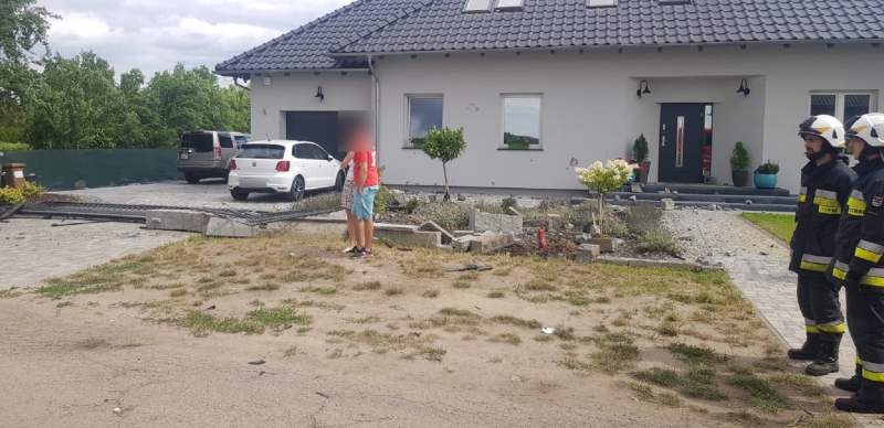 5/6 Pijany kierowca opla zmiótł betonowy płot