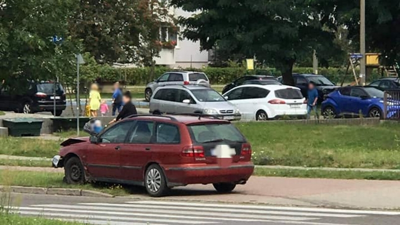 3/4 Zderzenie trzech aut na Kombatantów