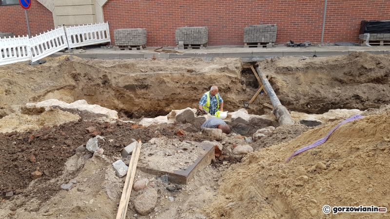 3/5 Archeolodzy odkryli średniowieczne mury na Spichrzowej