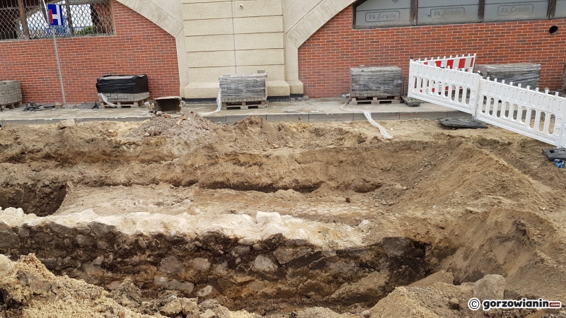 4/5 Archeolodzy odkryli średniowieczne mury na Spichrzowej