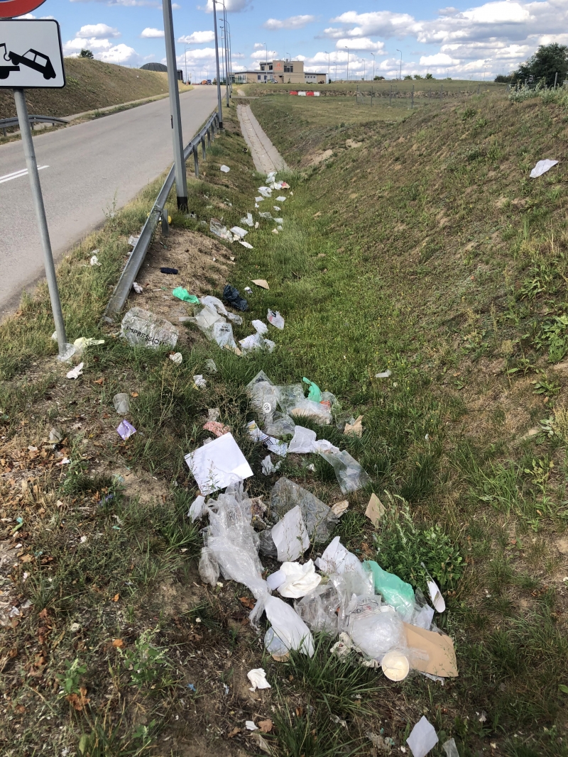 3/6 Śmieci wokół terenu giełdy