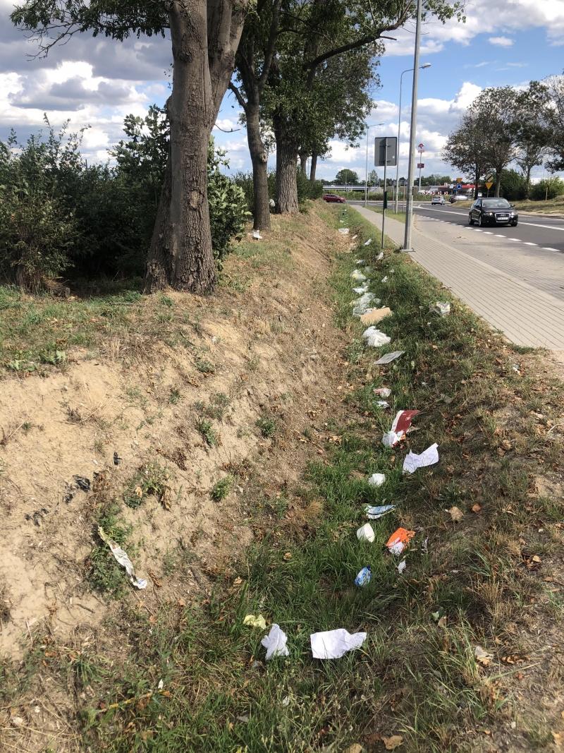 4/6 Śmieci wokół terenu giełdy