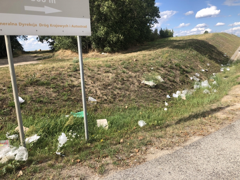 6/6 Śmieci wokół terenu giełdy