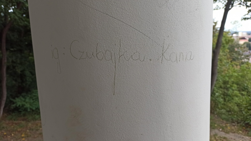 7/8 Zniszczony punkt widokowy na Kozaczej Górze