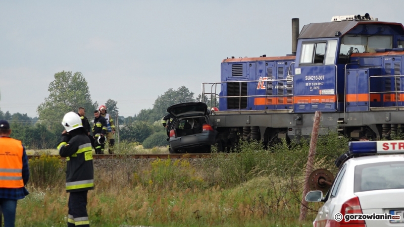 2/15 Kierowca volkswagena wjechał pod pociąg