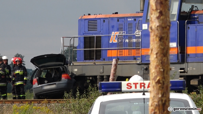 3/15 Kierowca volkswagena wjechał pod pociąg