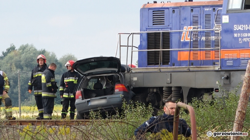 4/15 Kierowca volkswagena wjechał pod pociąg
