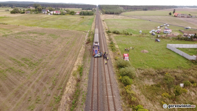6/15 Kierowca volkswagena wjechał pod pociąg