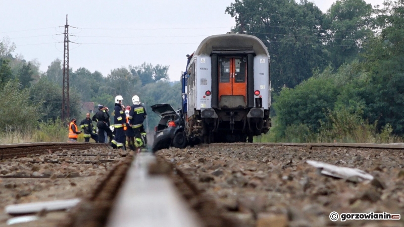 8/15 Kierowca volkswagena wjechał pod pociąg