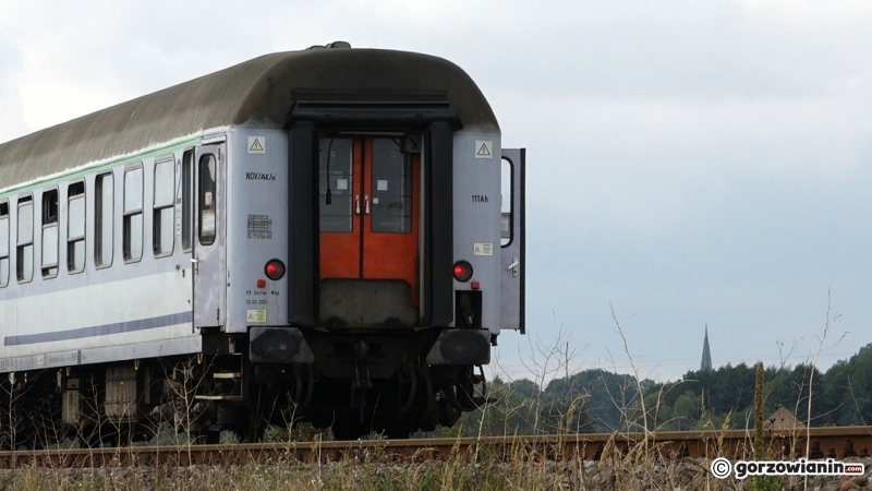 9/15 Kierowca volkswagena wjechał pod pociąg