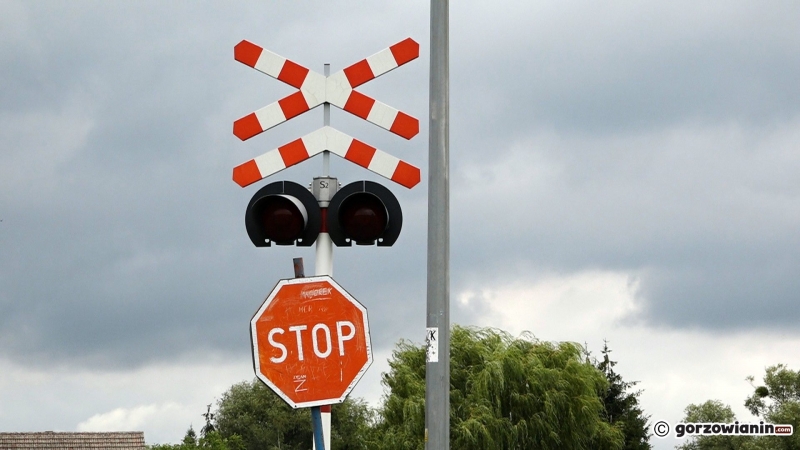 11/15 Kierowca volkswagena wjechał pod pociąg