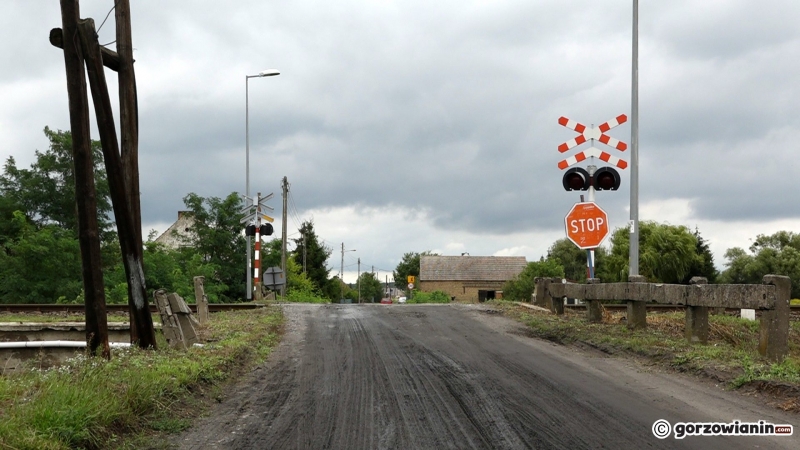 13/15 Kierowca volkswagena wjechał pod pociąg