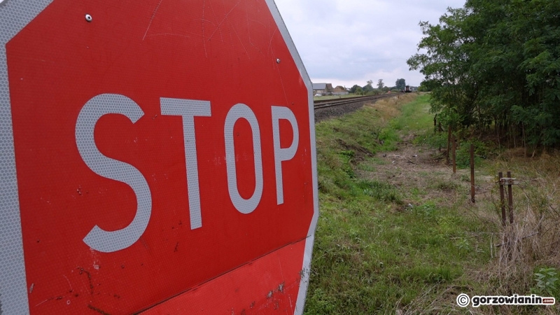 14/15 Kierowca volkswagena wjechał pod pociąg