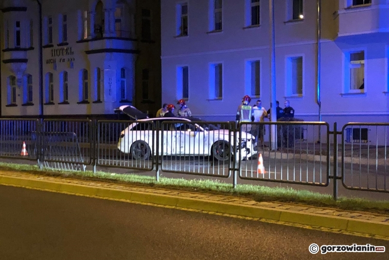 3/6 Kierujący audi przebił bariery przy ul. Grobla