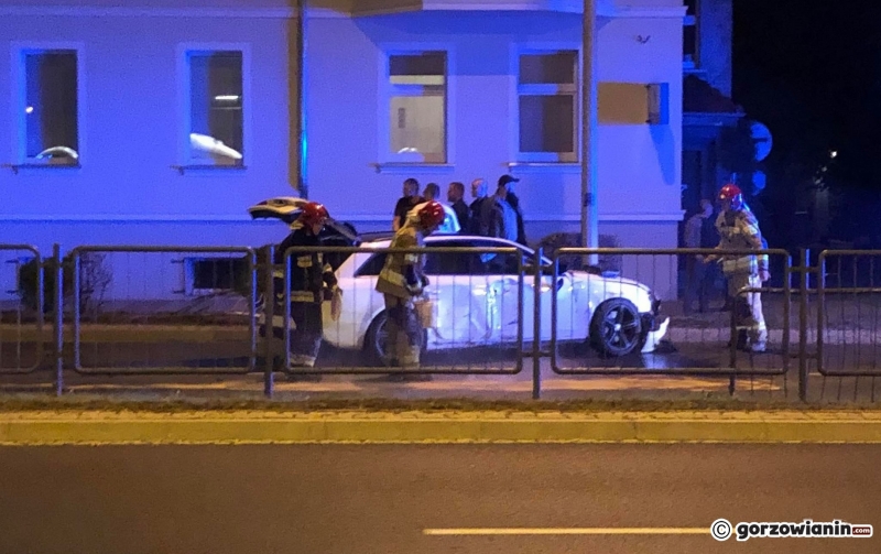 4/6 Kierujący audi przebił bariery przy ul. Grobla