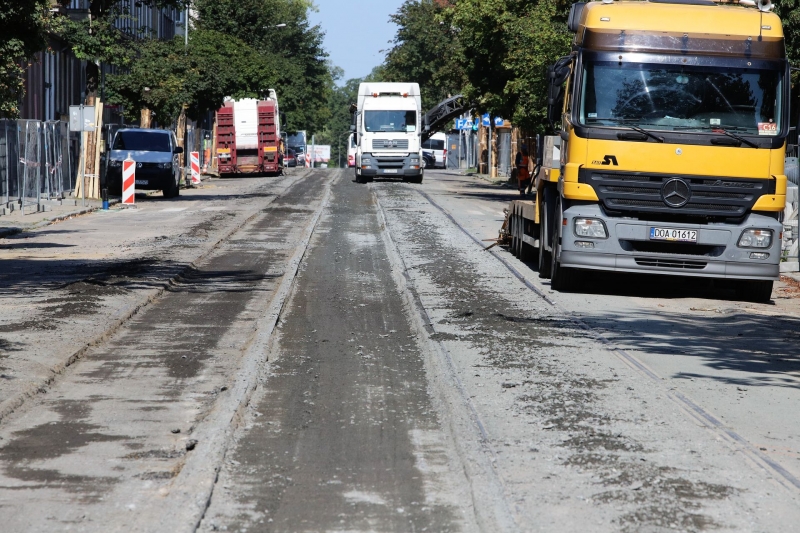 4/6 Zrywanie asfaltu i układanie torowiska na Mieszka I i Chrobrego