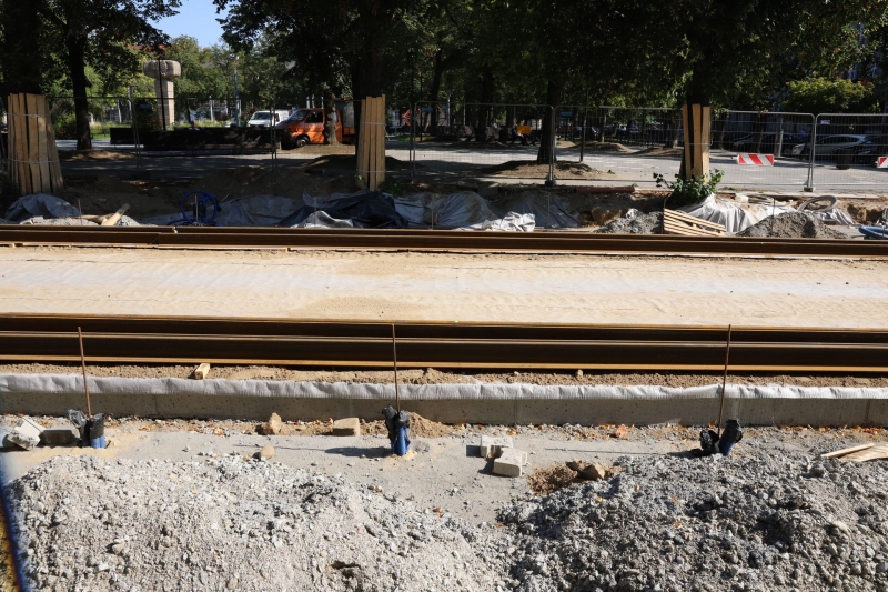 5/6 Zrywanie asfaltu i układanie torowiska na Mieszka I i Chrobrego