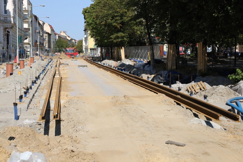 6/6 Zrywanie asfaltu i układanie torowiska na Mieszka I i Chrobrego