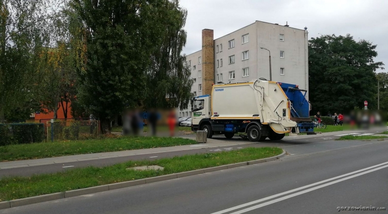 1/6 Śmieciarka potrąciła rowerzystę