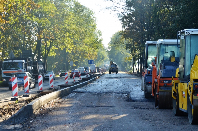 3/4 Wylewany asfalt na rondzie przy Dobrej