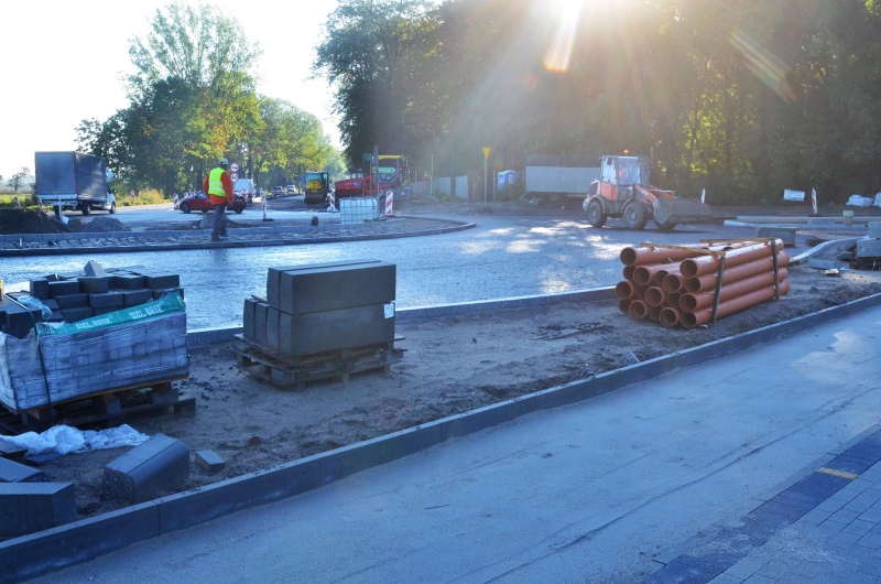 4/4 Wylewany asfalt na rondzie przy Dobrej