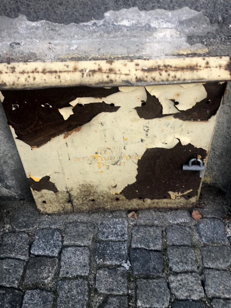 4/10 Zniszczone skrzynki gazowe