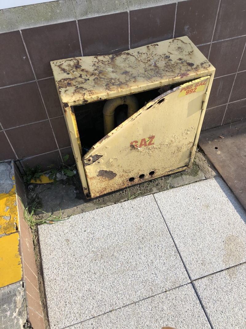 8/10 Zniszczone skrzynki gazowe