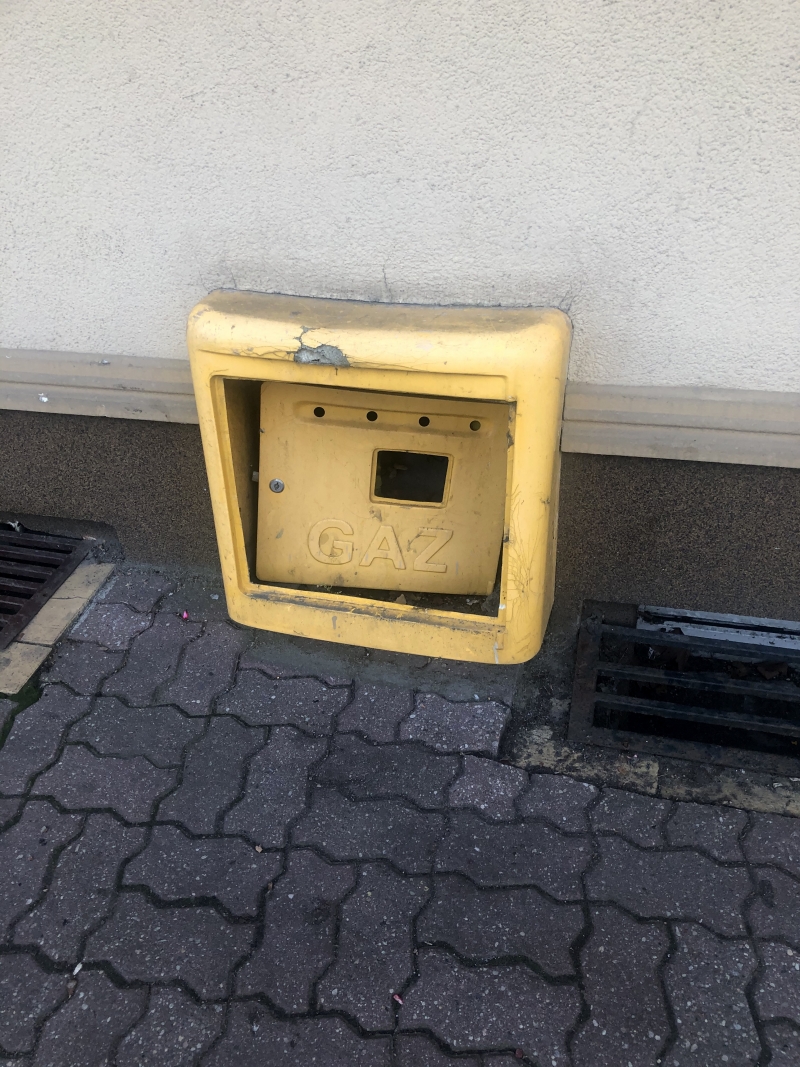 9/10 Zniszczone skrzynki gazowe