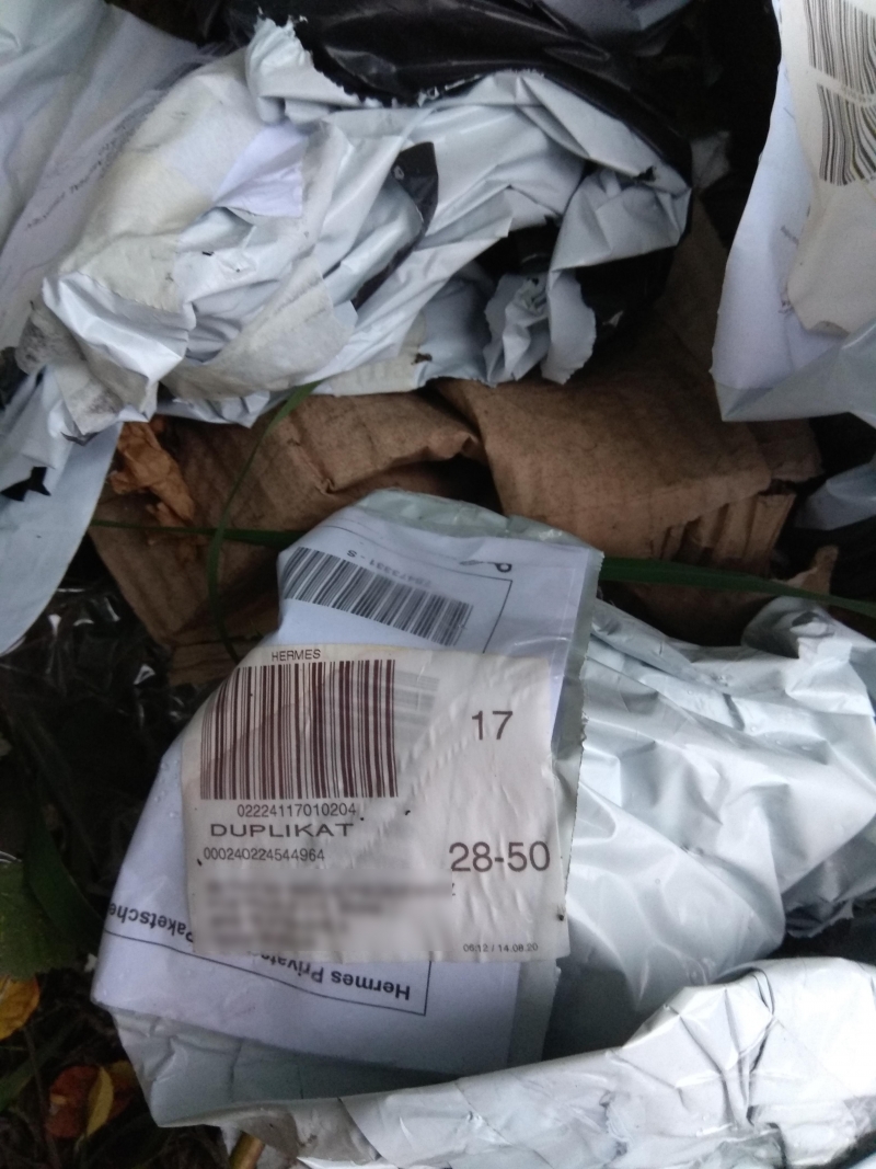 4/7 Zaśmiecony park przy Walczaka