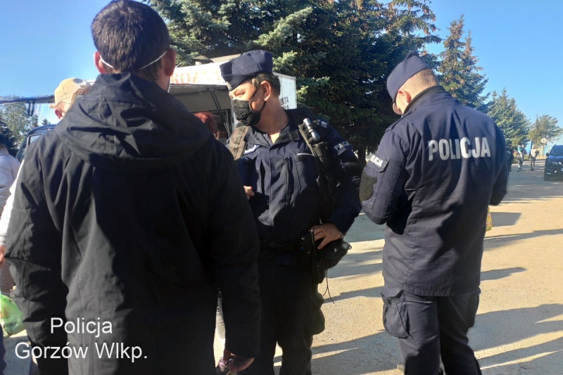 7/12 Bez maseczek na giełdzie. Posypały się mandaty