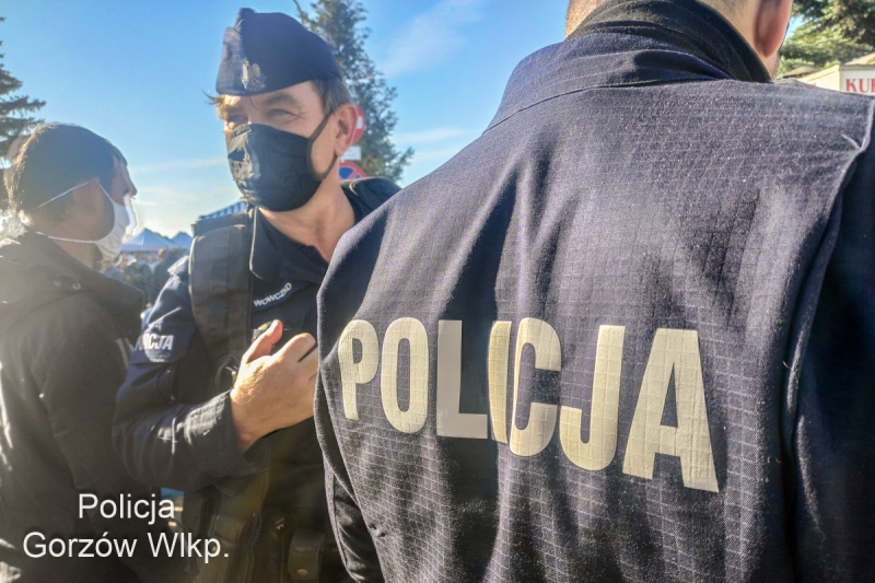 8/12 Bez maseczek na giełdzie. Posypały się mandaty