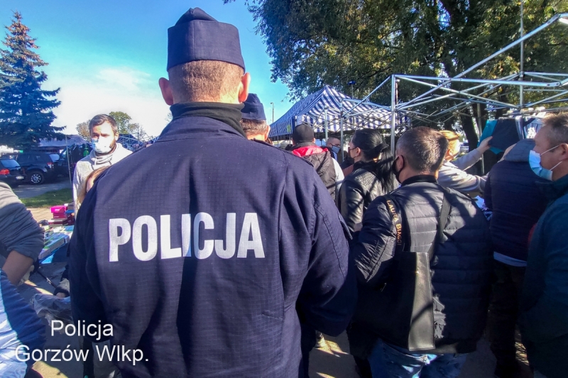 11/12 Bez maseczek na giełdzie. Posypały się mandaty