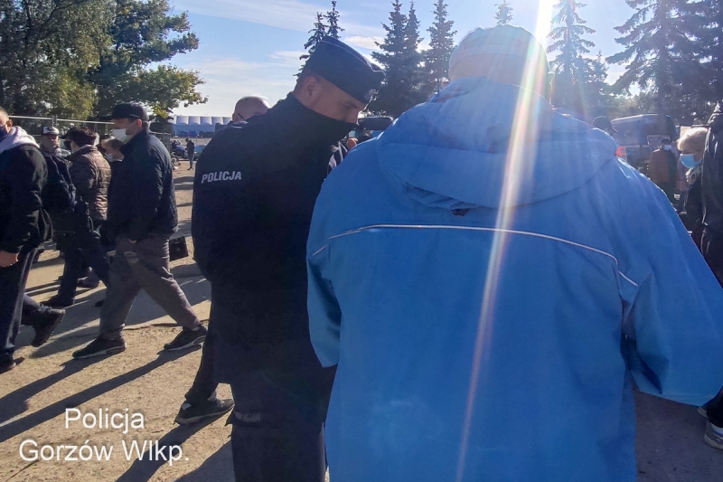 12/12 Bez maseczek na giełdzie. Posypały się mandaty