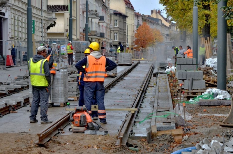 3/4 Prace wre przy torowisku na Chrobrego