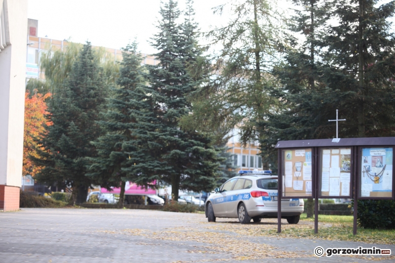 3/5 Policyjne radiowozy przed gorzowskimi kościołami