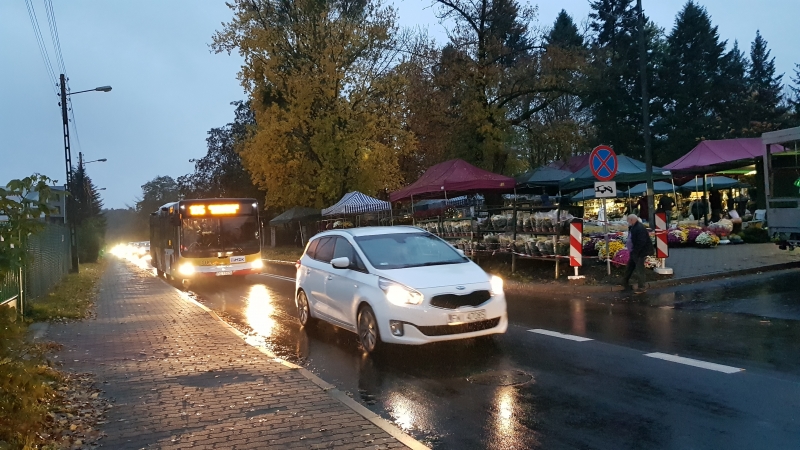 3/9 Gorzowianie ruszyli na cmentarze tuż przed zamknięciem