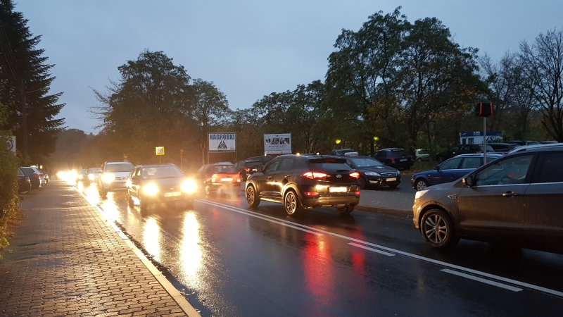 6/9 Gorzowianie ruszyli na cmentarze tuż przed zamknięciem