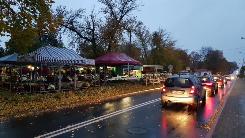 8/9 Gorzowianie ruszyli na cmentarze tuż przed zamknięciem