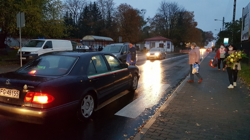 9/9 Gorzowianie ruszyli na cmentarze tuż przed zamknięciem