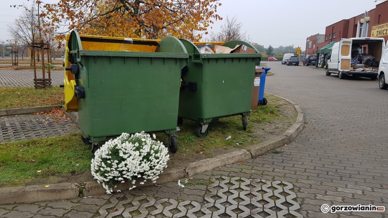 3/16 Sprzedawcy zwijają się sprzed cmentarza