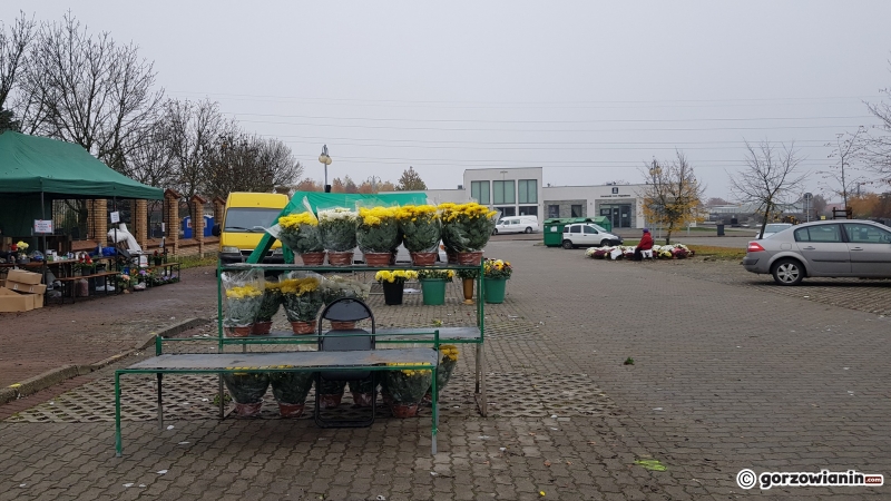 4/16 Sprzedawcy zwijają się sprzed cmentarza