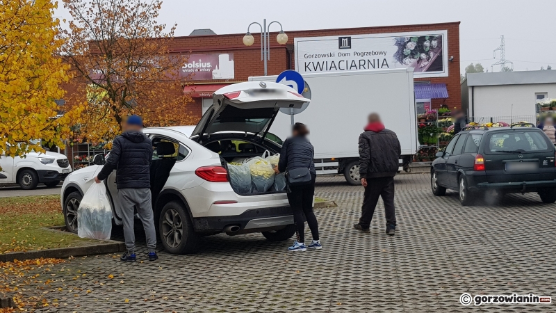 5/16 Sprzedawcy zwijają się sprzed cmentarza