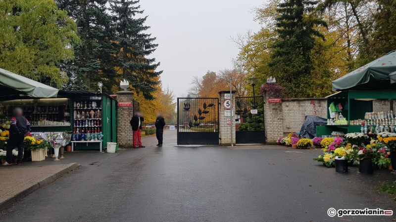10/16 Sprzedawcy zwijają się sprzed cmentarza