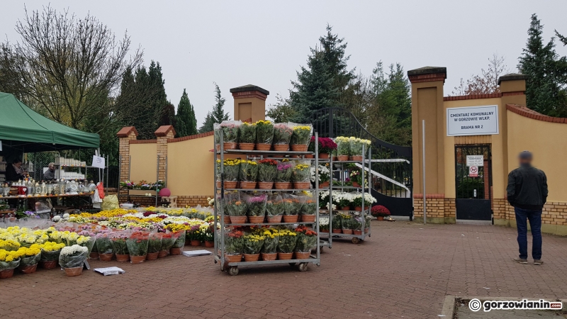 12/16 Sprzedawcy zwijają się sprzed cmentarza