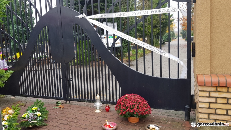 14/16 Sprzedawcy zwijają się sprzed cmentarza