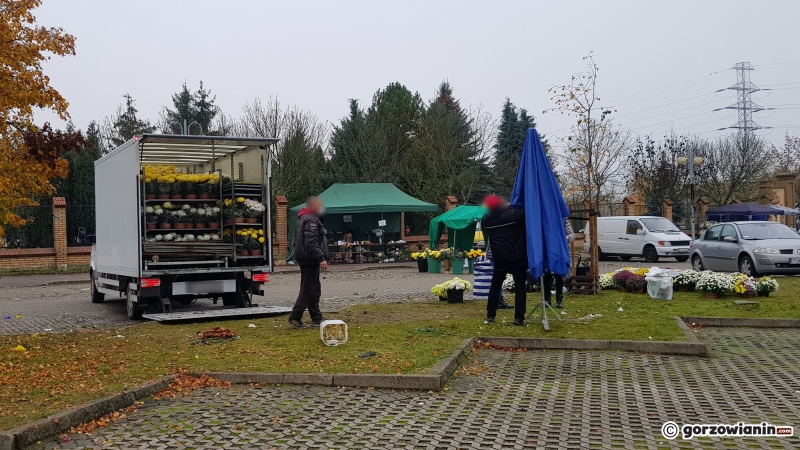 15/16 Sprzedawcy zwijają się sprzed cmentarza